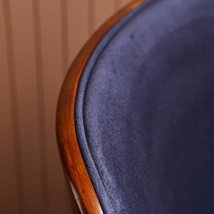 Chaise finition noyer avec assise en velours bleu MANNIX
