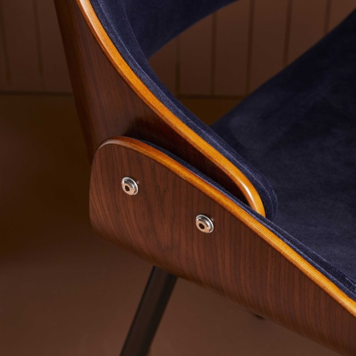 Chaise finition noyer avec assise en velours bleu MANNIX
