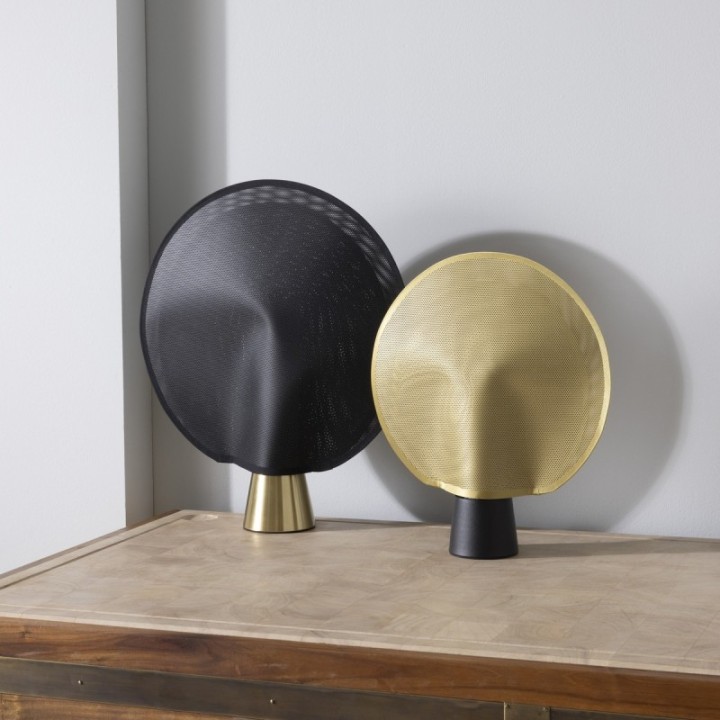 Lampe en métal noir et maille plastique dorée H33 cm MAILLE