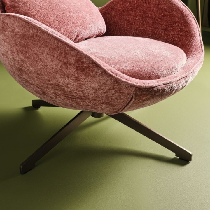 Grand fauteuil esprit années 70 en velours rose