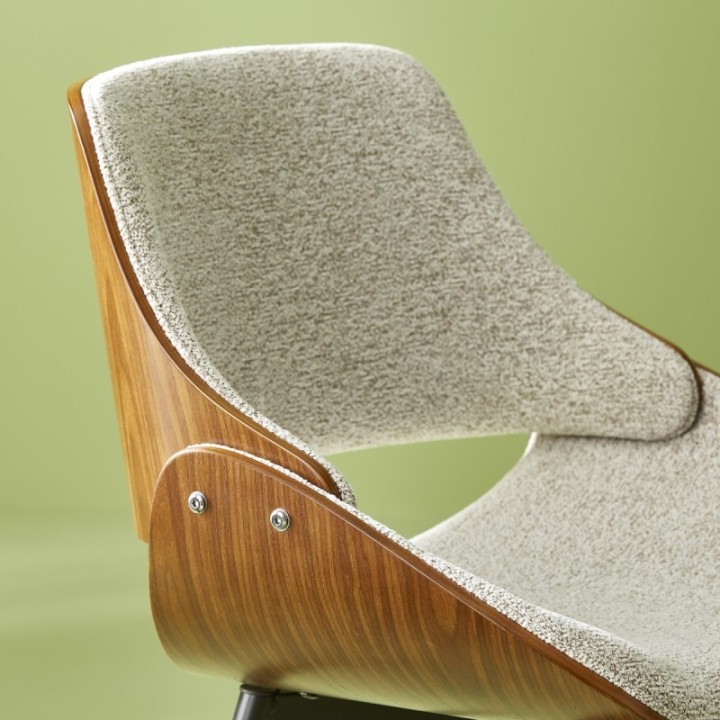 Chaise finition noyer avec assise en tissu beige MANNIX